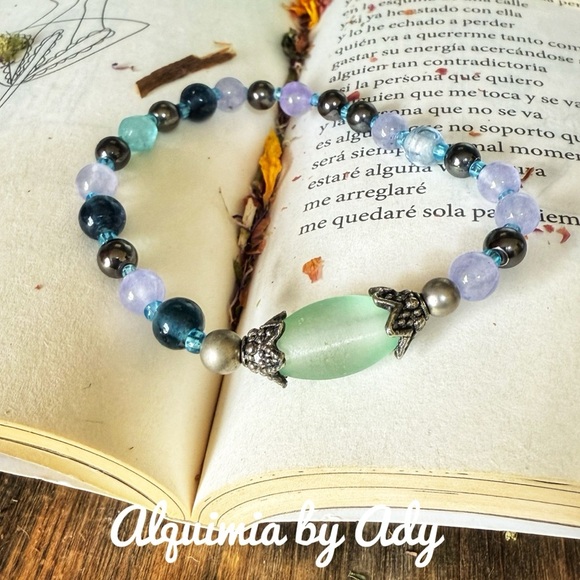 Charm adorned bracelet with purple jade - Picture 1 of 1